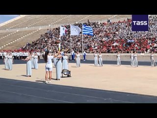 La flamme olympique, allumée au stade central d’Athènes à l’aide des rayons du soleil, a été transférée aux organisateurs des 4e