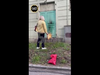 Час назад женщина подожгла военкомат Выборгского района в Питере. После поджога она стала кидать камни в окно здания на улице Ди