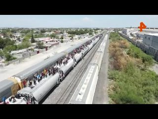 Сотни мигрантов перебираются в США на крышах поездов