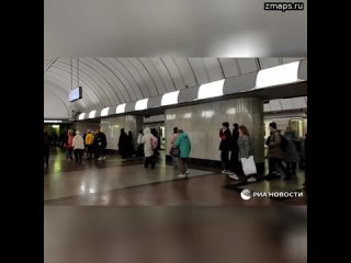 На временно конечной станции метро “Дубровка“ в Москве всё спокойно: толп нет ни в вестибюле, ни в с
