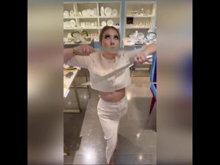 Ксения Собчак показала пародию на Бритни Спирс.  Ведущая устроила танцы с ножами в посудной лавке