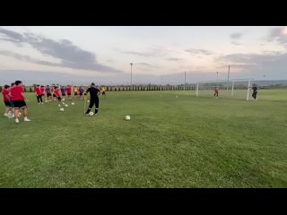 Халит Оздоев на тренировках футбольной школы Магомеда Оздоева красиво снимает паутинку с девятки ворот