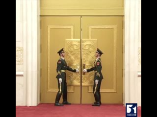 Путин первым заходит на приветственный банкет вместе с Си Цзиньпинем