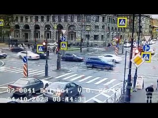 Автобус сбил женщину на пешеходном переходе в Петербурге