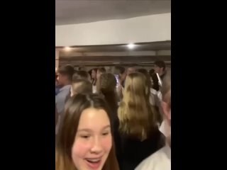 Дети поют в бомбоубежище Севастополя “Севастополь - город русских моряков“