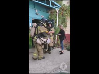 Нижегородские пожарные на руках вынесли из горящего дома двух мужчин-инвалидов.