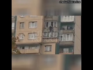 В Петербурге полуголая барышня пыталась спрыгнуть с 15 этажа и сопротивлялась при спасении  Мать рыж
