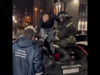 Житель Воронежа упал с 19 этажа на автомобиль и выжил