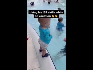 Отлично плавает малыш 👍