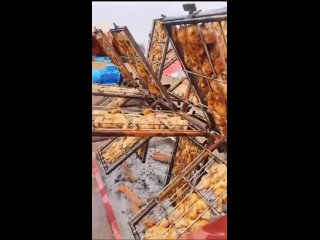 Вот это мужики конечно дали жару
Такое количество мясо не каждый сможет так технологично сделать (видео)