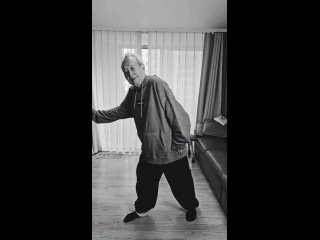 Дедуля танцует под песню ’3D’ Чонгука 🔥☺