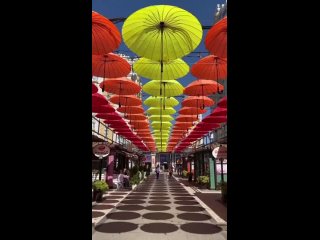 Красивые зонтики в Центре города в Краснодара