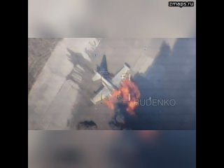 Украинский штурмовик Су-25 был уничтожен новым дальнобойным барражирующим боеприпасом прямо на аэро