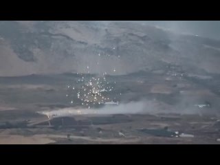 ‼️Кадры ударов ЦАХАЛ запрещёнными боеприпасами с белым фосфором в Секторе Газа и на границе Ливана. Видео распространяют палести