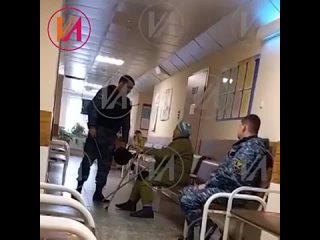 Бабушка разносит больницу.mp4