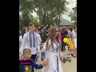 Украинские первоклассники отправились в школу под Мочим москалей