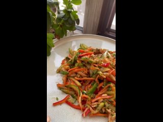 Безумно вкусный острый салат с курицей