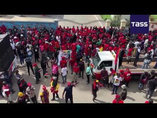 ▶️ Grupos de manifestantes salieron a las calles de la capital de Ghana, Acra, para exigir la dimisión de la dirección del Banco