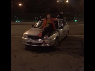 Екатеринбуржца оштрафовали за «покатушки» вне салона автомобиля на улице Мира

30-летний мужчина, который был за рулем, объяснил