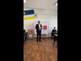 Алексей Цыденов и его супруга голосуют на 723 избирательном участке