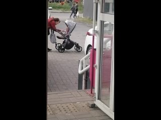 В Ростове неизвестная женщина катала по улице полностью раздетого младенца.