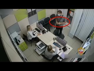 Скромный пистолет 🤭

Мужчина натянул на лицо медицинскую маску и бесшумно открыл дверь офиса микрокредитной фирмы на Рязанском п