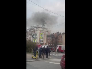 На Большом Сампсониевском проспекте 32 пожарных тушили пламя в жилом доме на четвёртом этаже на мансарде