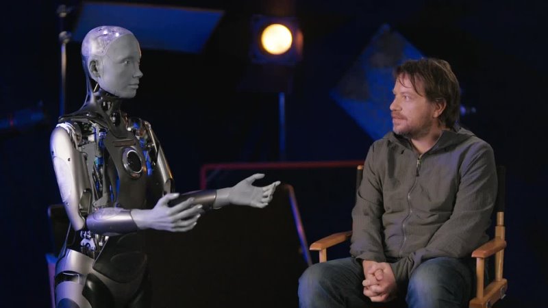 Создатель - робот берет интервью