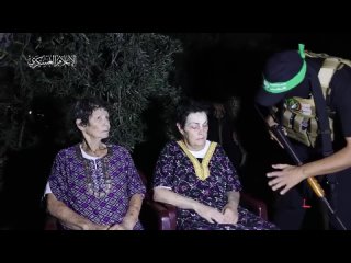 Кадры освобождения двух заложников.
Обратите внимание на то, как женщина попрощалась с бойцами ХАМАС.