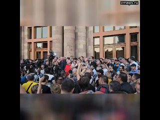 Протестующие продолжают прибывать к зданию правительства Армении.  “Никол предатель“ - скандируют он