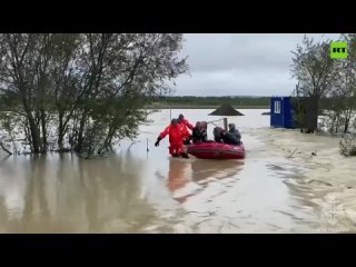 Спасатели МЧС эвакуировали четырёх человек из затопленного автомобиля на Сахалине