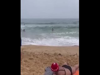 На пляже Ливадии спасли двух тонущих туристов 🌊

Они р