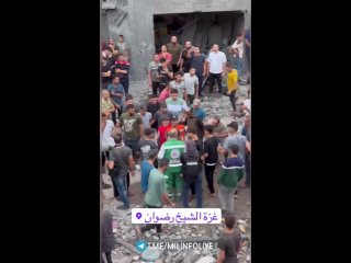 #СВО_Медиа #Военный_Осведомитель
Тяжелые кадры “народного“ разбора завалов в Газе, после вчерашнего авиаудара ВВС Израиля.