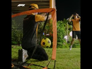 Ландо и Оскар играют в футбол с закрытыми глазами