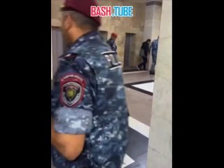 🇦🇲 В Ереване военнослужащие армянских ВВ задержали активиста оппозиции Цолака Акопяна во время интервью