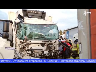 Сотрудники Госавтоинспекции Первоуральска устанавливают обстоятельства крупного ДТП с тремя грузовиками
