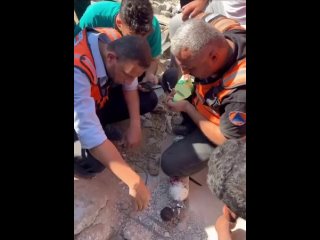 🇵🇸 En Gaza, un niño atrapado bajo los escombros se le dio agua con una pajita