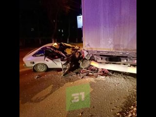 В Челябинске пьяный водитель Москвича влетел в грузовик. Автомобилист ранен, его пассажир погиб