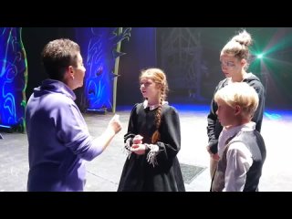 Ирина Левина с главными героями спектакля «Рыжая Волшебница»