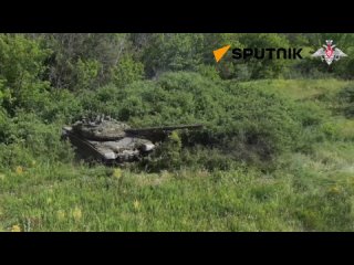 Crews of Russian T-72B3 tanks destroy the enemy in the Kupyansk direction
