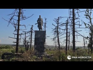 🇷🇺 | ✊🏻 | Памятник советскому солдату в полностью разрушенном Соледаре стал символом стойкости для российских бойцов