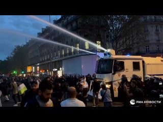 В Париже мирный митинг в поддержку Палестины разгоняют всеми доступными демократизаторами