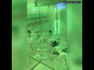 На днях наткнулась на видео из Парижа. На улицах там такая свалка: на главных улицах метровые горы м