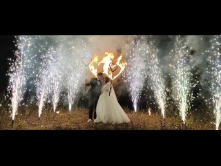 Факела с цветным огнём, горящие сердца, коридор из фонтанов и шлейфовый залп ФаерШоу Ханаби на свадьбу г. Киров
