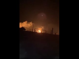 ❗️Противник публикует кадры пожара и взрывов, предположительно, на аэродроме Бердянска в результате ночного удара американскими