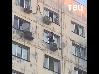 В Каспийские полицейские спасли трёхлетнюю девочку, которая вылезла в открытое окно девятого этажа

Пока родителей не было дома,