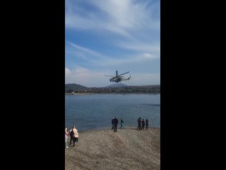 🔥 Ребята на ударном вертолете Ми-35 в “обеденный перерыв“ исполняют высший пилотаж для жителей Ростовской области ✊🏻