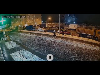 Яркая  вспышка появилась вчера в небе над Воронежем. Видео с камеры ЖК «Озерки».

Что это было, пока не ясно!