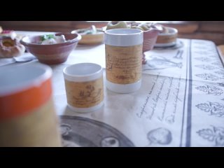 Кружки пушкинской коллекции на кухне в Болдино. Коллаборация с брендом Марфа-сундук (скатерть)