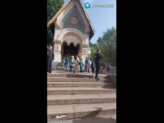 🇧🇬🤝🇷🇺Болгары с флагами России встали живой цепью вокруг храма Русской церкви из-за планов властей депортировать священников РПЦ